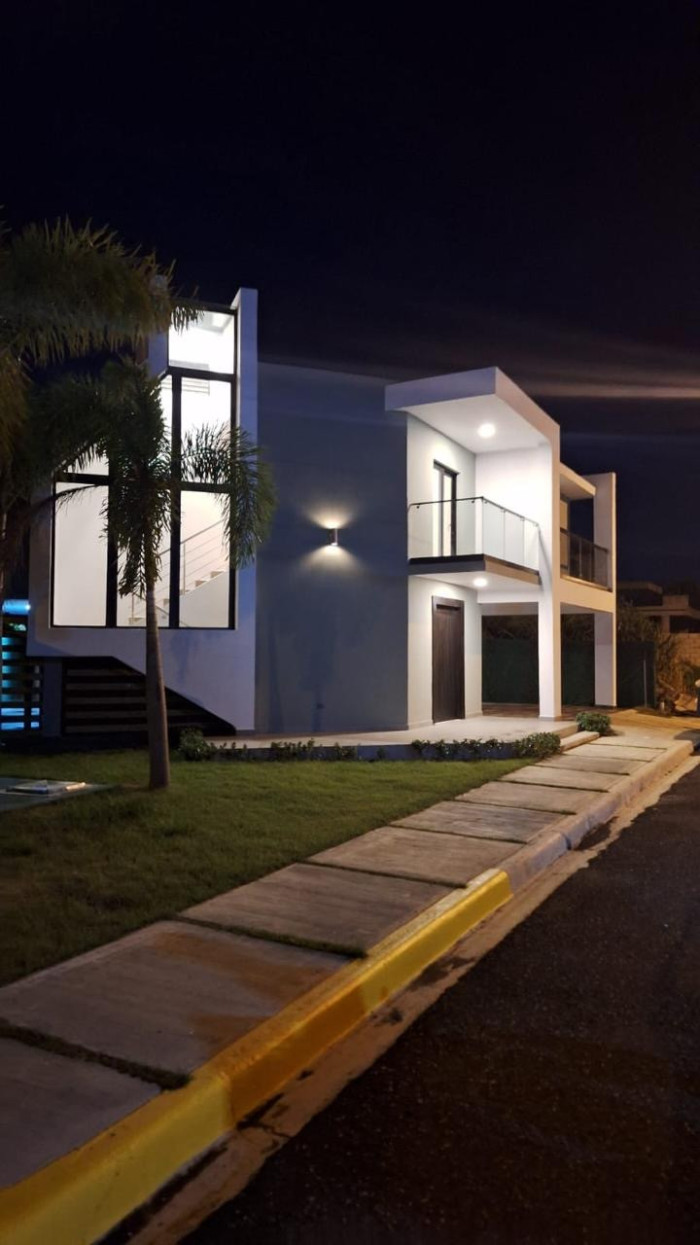 CASA FAMILIAR EN VENTA EN LA VEGA RESIDENCIAL CERRADO - 1