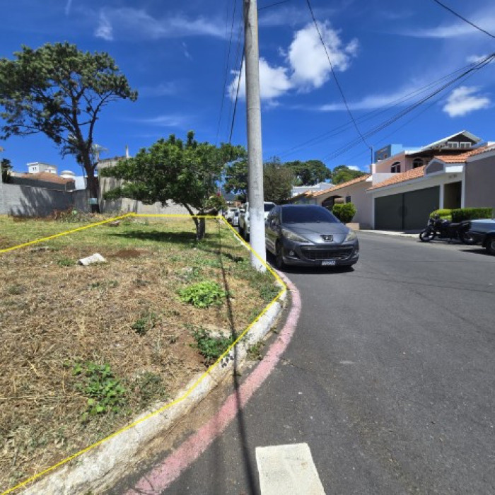 Terreno de Esquina en Venta Pinares de San Cristóbal - Image 2