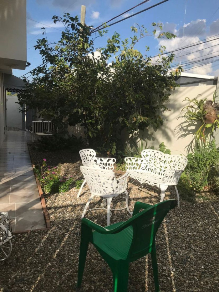 CASA DE DOS NIVELES EN LOS CERROS DE GURABO