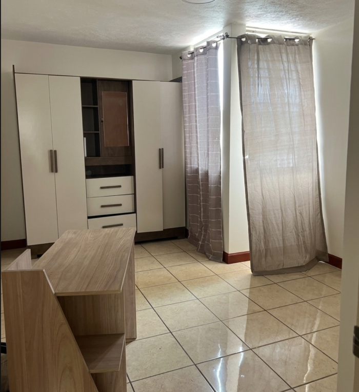 Casa en Venta Zona 18 dentro de residencial - Image 4
