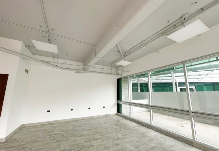 VENDO OFICINA EN EDIFICIO INSIGNE ZONA 15 — foto 4