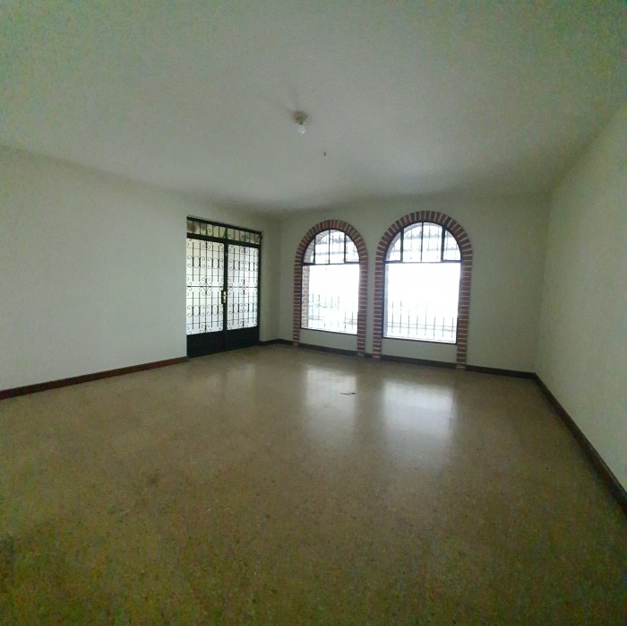 Casa en renta con uso suelo comercial zona 14 - Miniatura 6