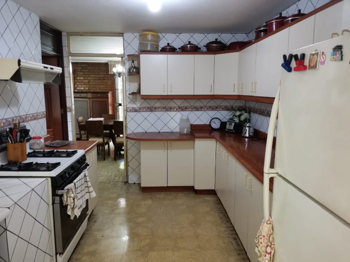 Rento amplia casa de suelo comercial, zona 11. — foto 4