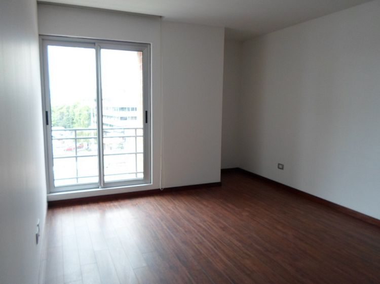 APARTAMENTO EN RENTA CERCANO A CENTRO MEDICO ZONA 10 - Miniatura 4
