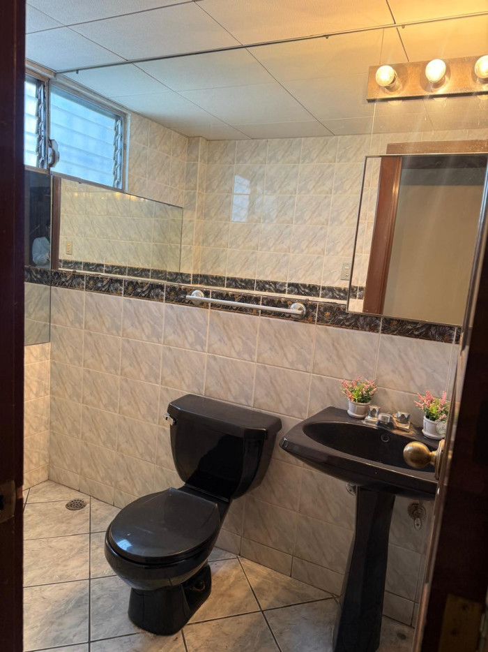 Casa sobre vía principal en Venta en Lourdes Zona 17 - Miniatura 14