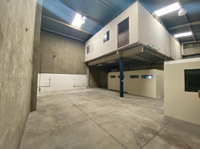 ZONA 14. OFIBODEGA EN ÁREA DE LA VILLA