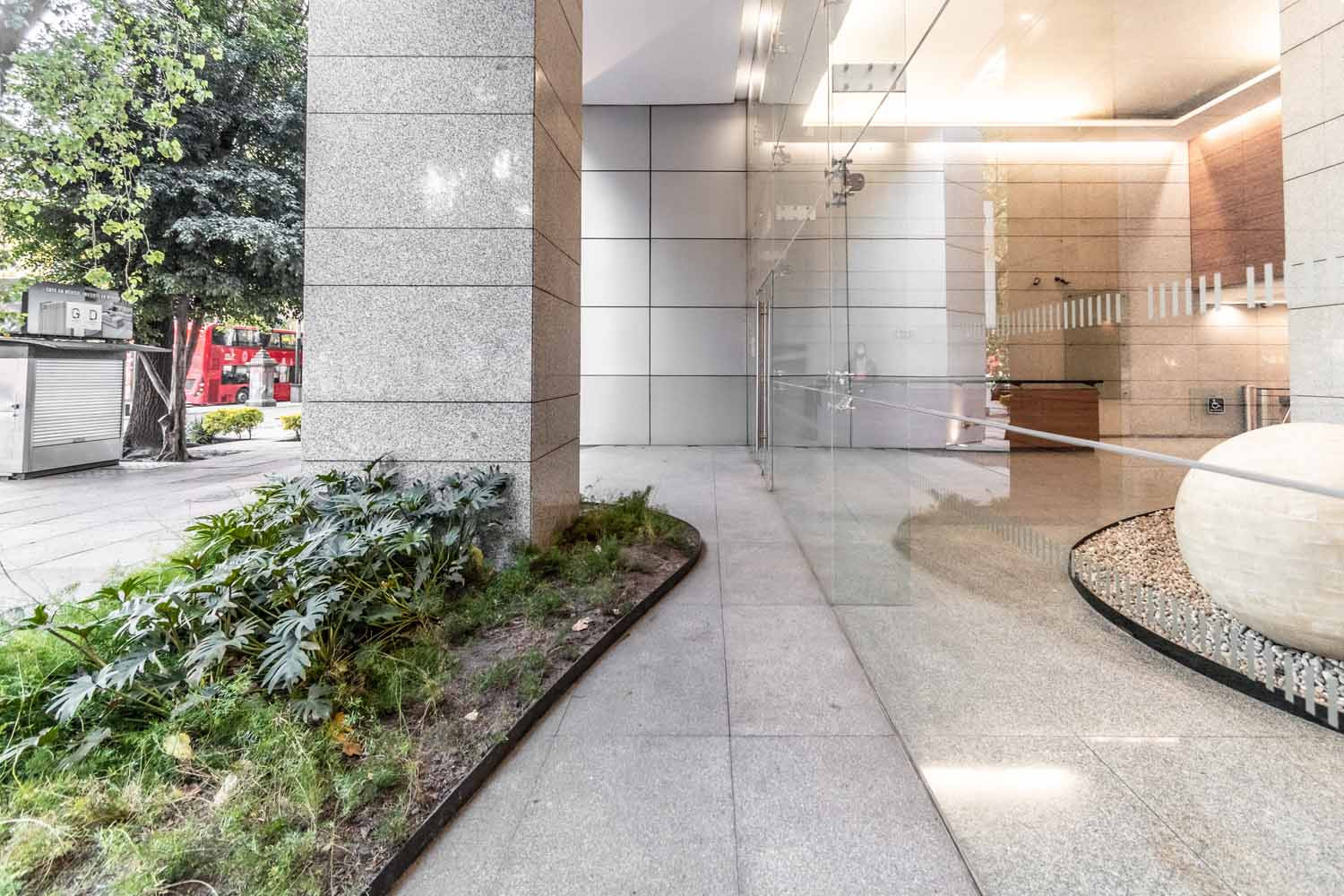 Oficinas en obra gris sobre paseo de la Reforma — foto 5