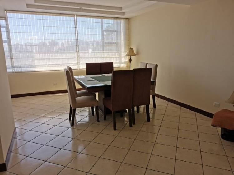 Rento amplio apartamento en exclusivo sector de zona 10
