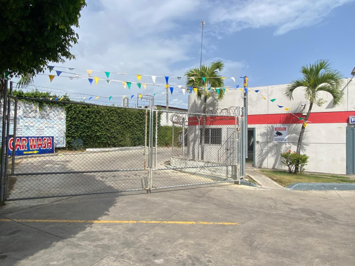 Local comercial en alquiler en la Autopista Duarte. - 2