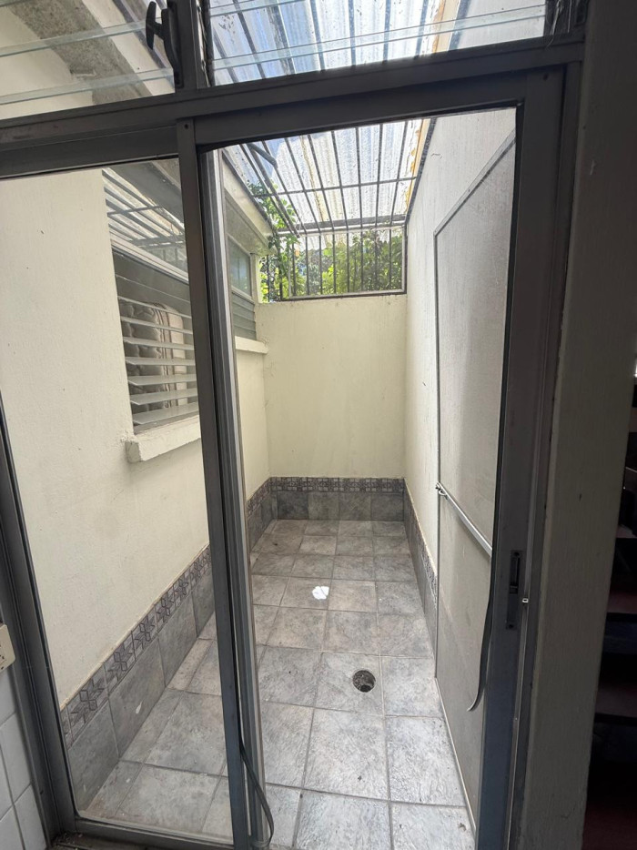 Casa sobre vía principal en Venta en Lourdes Zona 17 - Miniatura 13