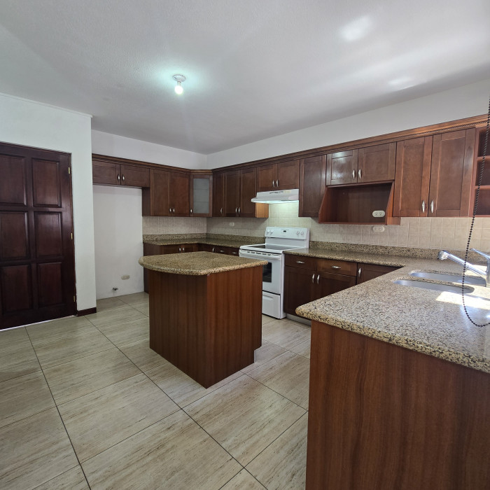 Alquiler hermosa casa en condominio en zona 10 — foto 9