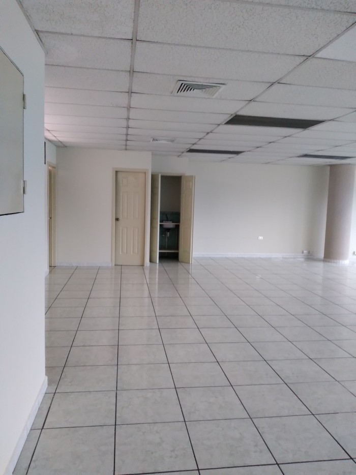 Oficina en renta con excelente ubicación zona 9. - Image 1
