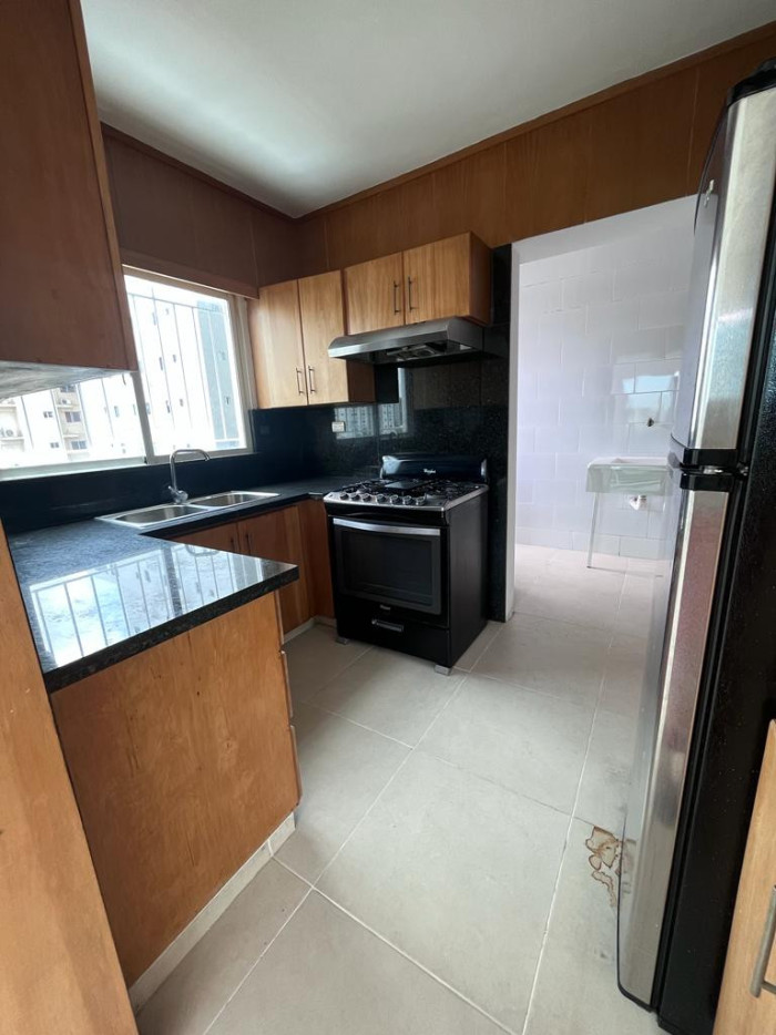 Apartamento con Linea Blanca en Evaristo Morales D.N - 2