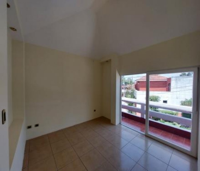CITYMAX Vende casa en Lujoso Condominio de Mixco Zona 7 - Image 1