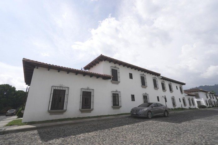 HERMOSA CASA DE ESQUINA, ANTIGUA GUATEMALA - Image 1