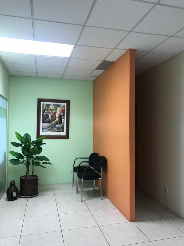 Rento oficina en excelente ubicación zona 10 — foto 5