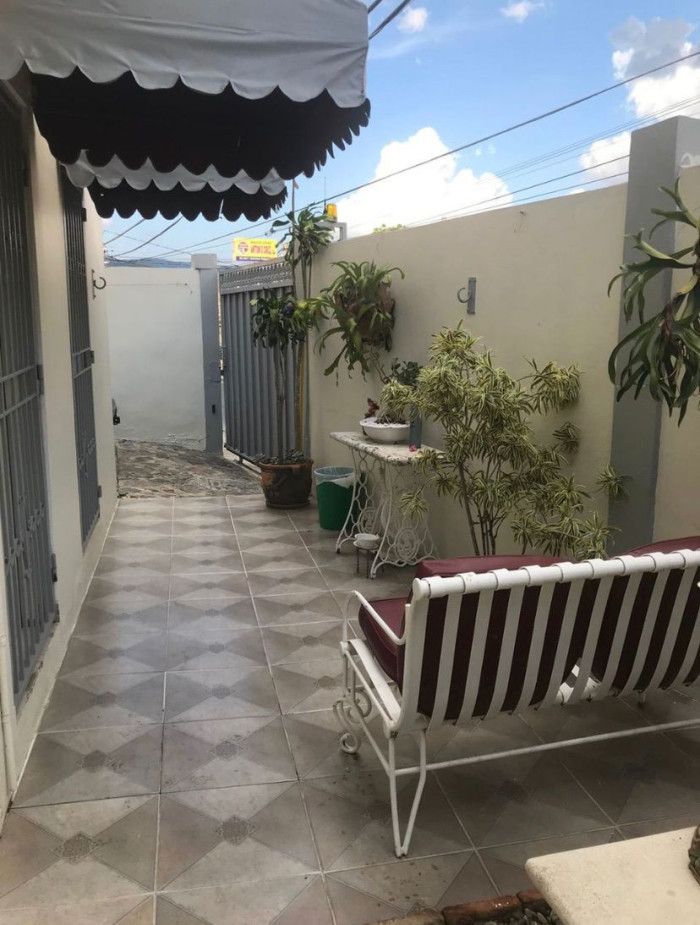 CASA DE DOS NIVELES EN LOS CERROS DE GURABO — foto 2