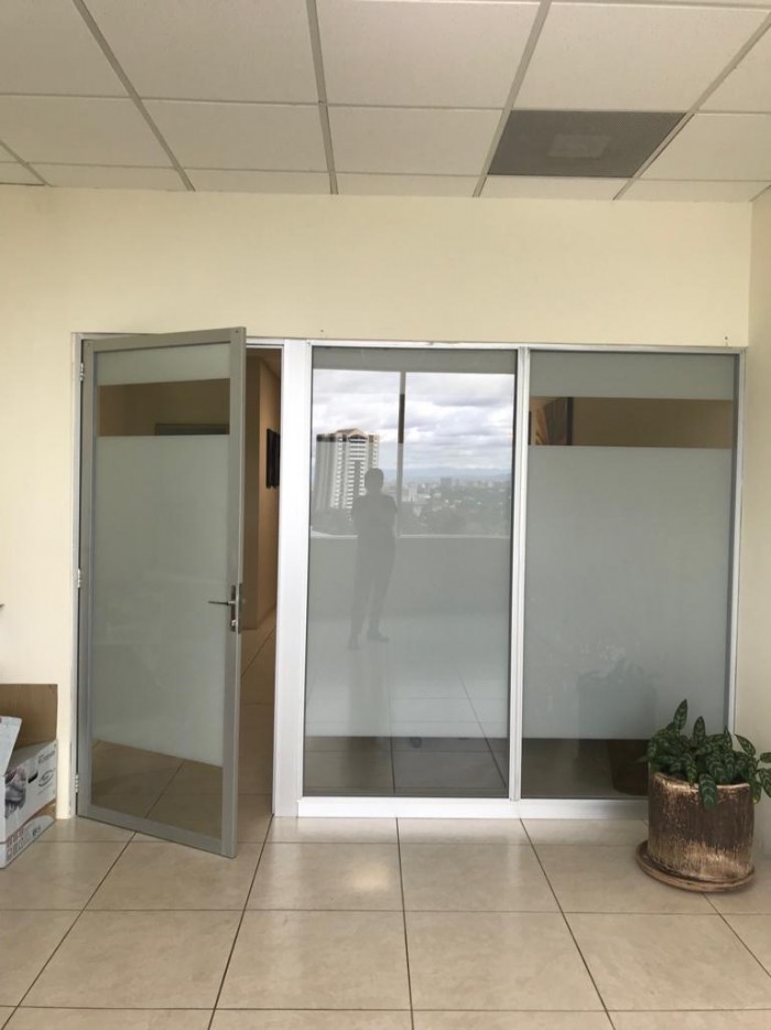Rento oficina en excelente ubicación zona 10 — foto 12