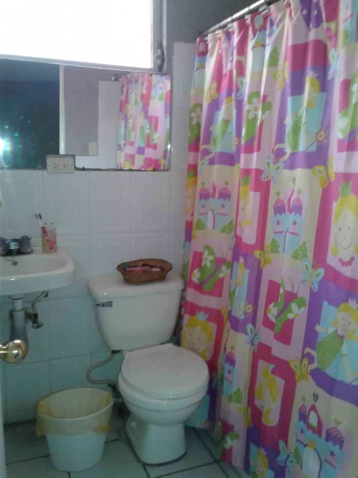 Casa de Dos Niveles en Venta - Image 3