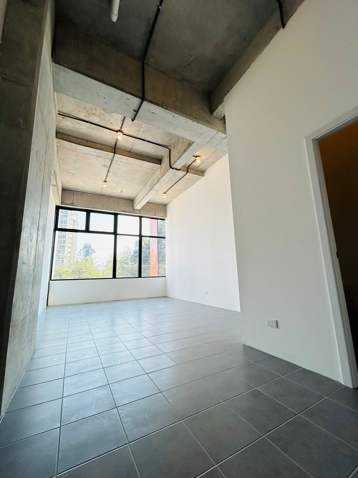 Local Comercial nuevo en renta y venta en zona 10 — foto 2