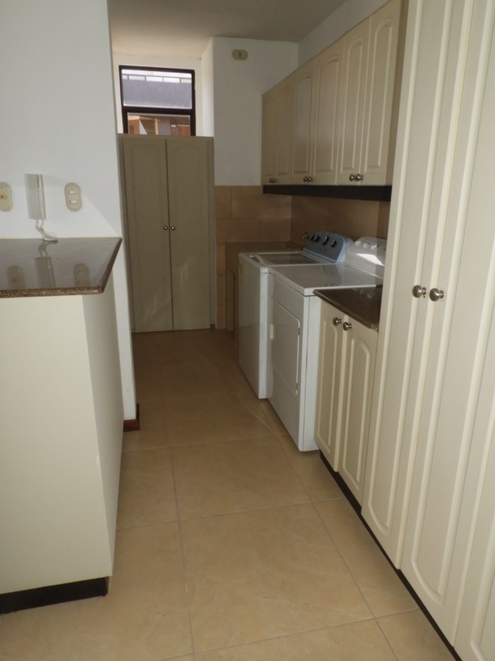 Rento amplio apartamento en edificio de zona 14 — foto 6