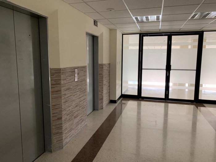Oficinas en Renta de 2 Niveles en la Zona 9 - Image 2