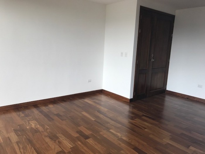 Apartamento en renta en edificio de zona 15 - Image 1