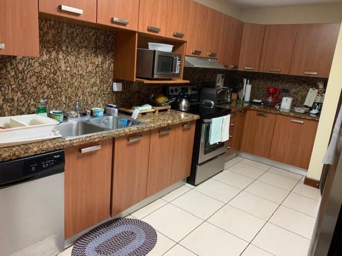 Venta de amplio apartamento en zona 14 - Image 2