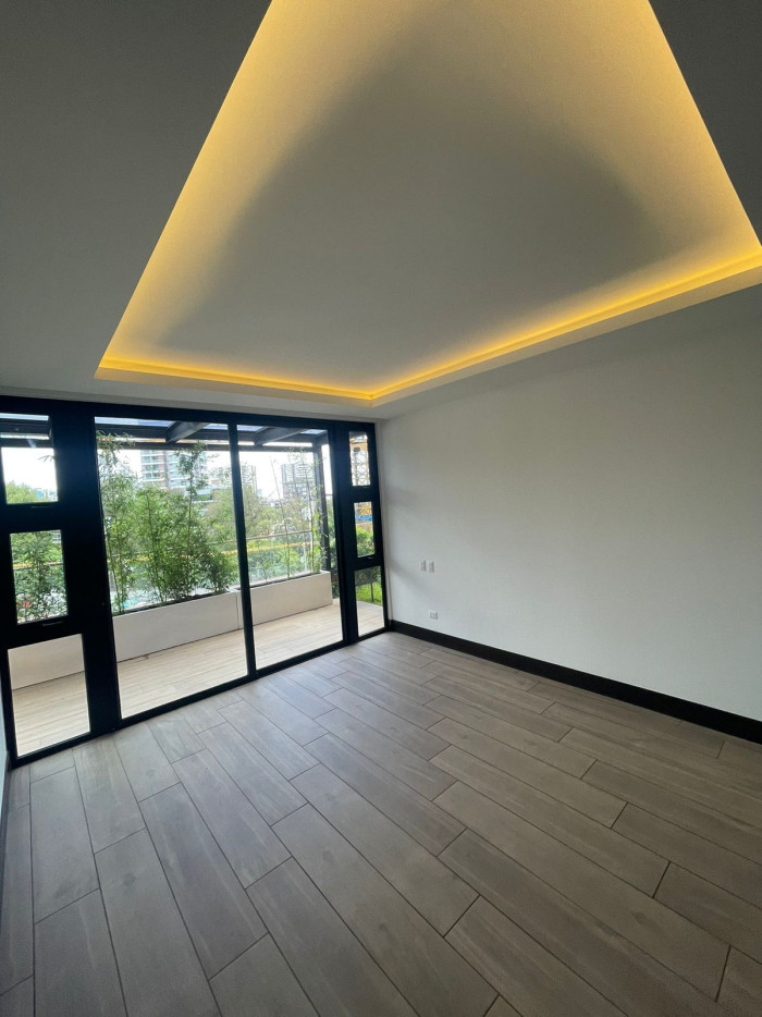 Apartamento con jardín en venta zona 15 Vh 1 - Image 3