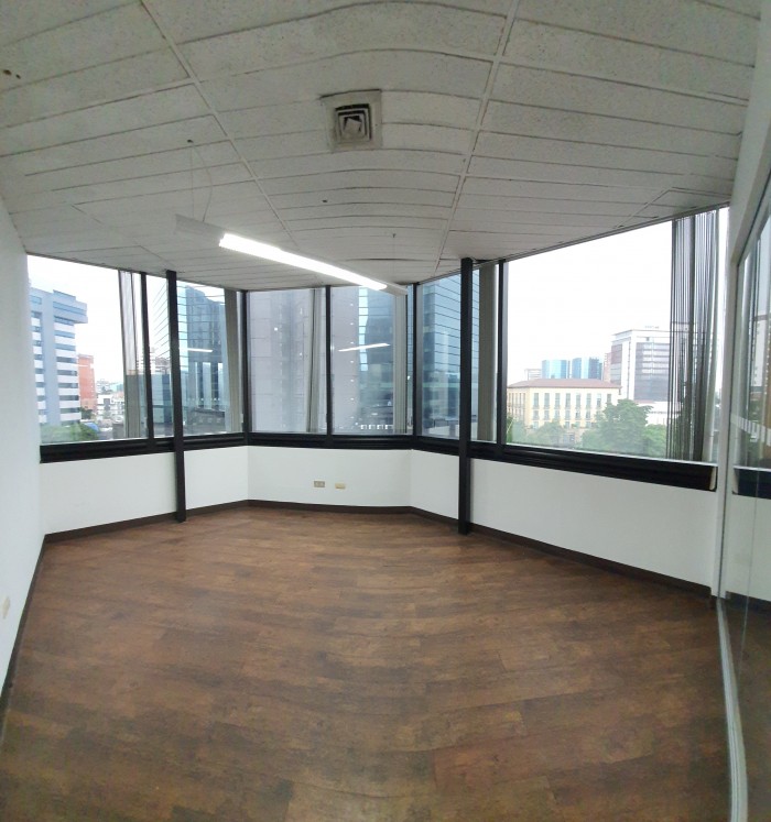 Rento Oficina de 154 m2 en Zona Viva Zona 10 - Miniatura 8