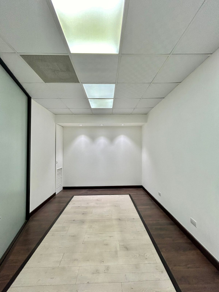 Oficina en renta en zona 14 Europlaza con acabados — foto 10