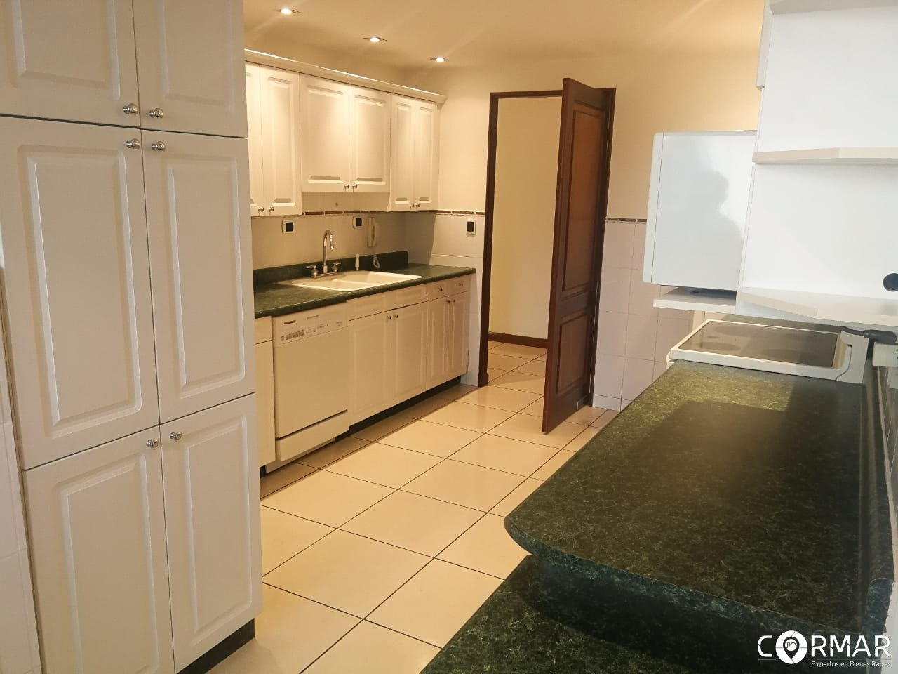 Apartamento amplio e iluminado en alquiler, zona 14 - Miniatura 3