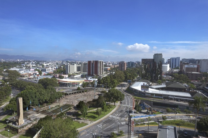 Apartamento en renta con jardín en la zona 10 - Miniatura 12