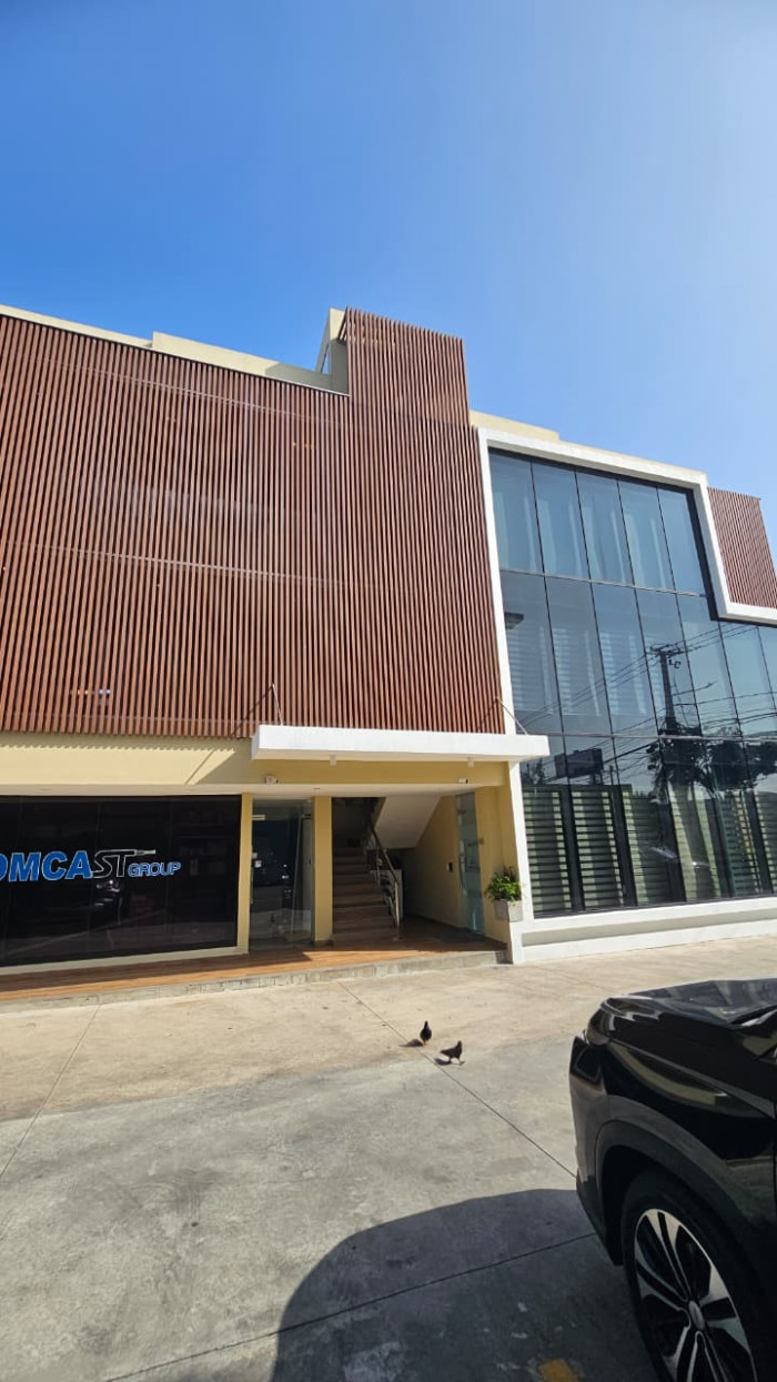 Rento Local Comercial Av. Núñez De Cáceres de 40.22mts - 5