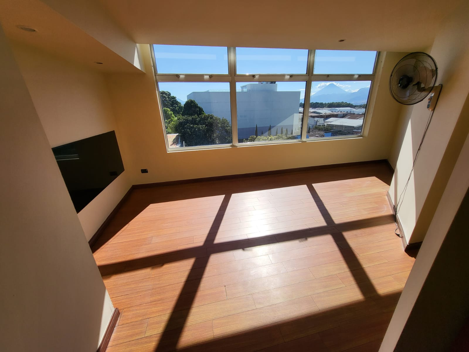 Apartamento en alquiler Torre Nova zona 13 - Image 1