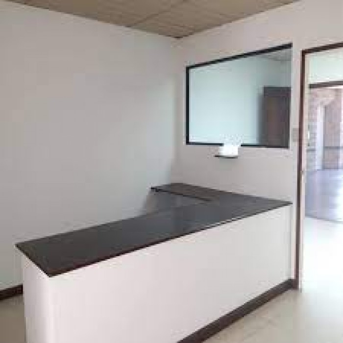 Rento hermosa oficina en edificio de zona 15. — foto 3