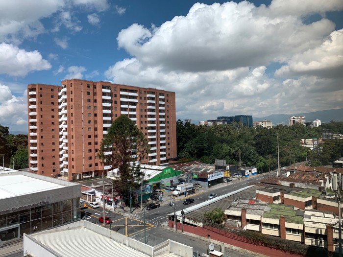 Oficina en alquiler en edificio nuevo en zona 10 - Miniatura 3