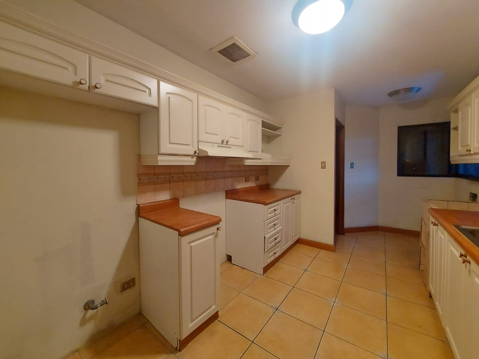 ALQUILO APARTAMENTO EN ZONA 14 FRENTE A LA NORIA — foto 2