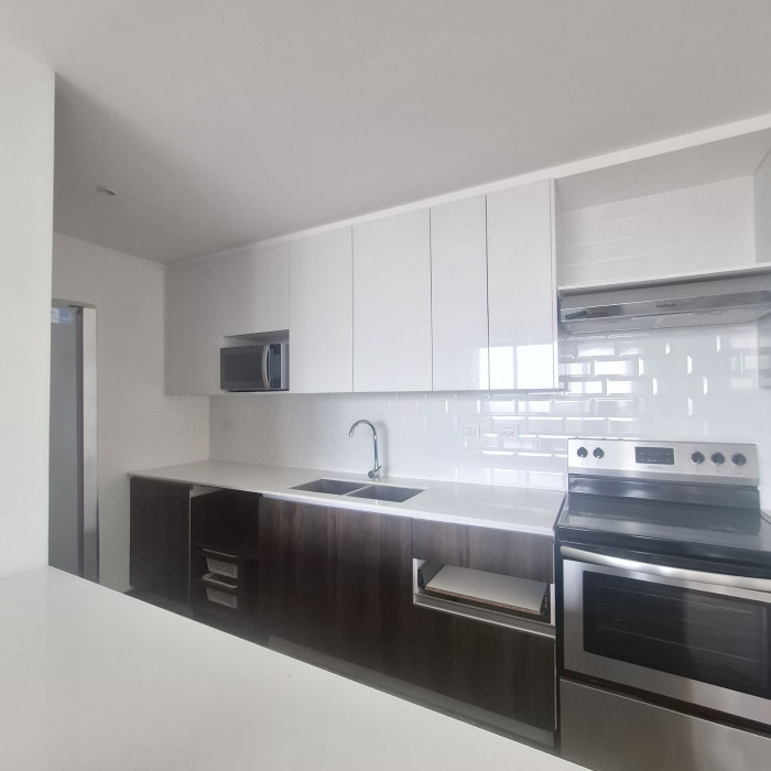 En Renta Apartamento zona 10 de 3 habitaciones - Miniatura 3