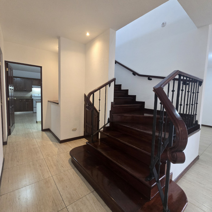 Alquiler hermosa casa en condominio en zona 10 — foto 5