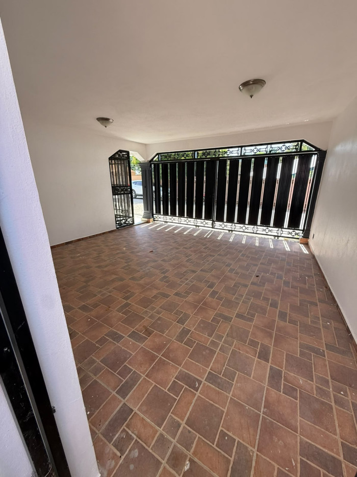 VENTA DE CASA FRENTE AL ASILO MAO VALVERDE - 1