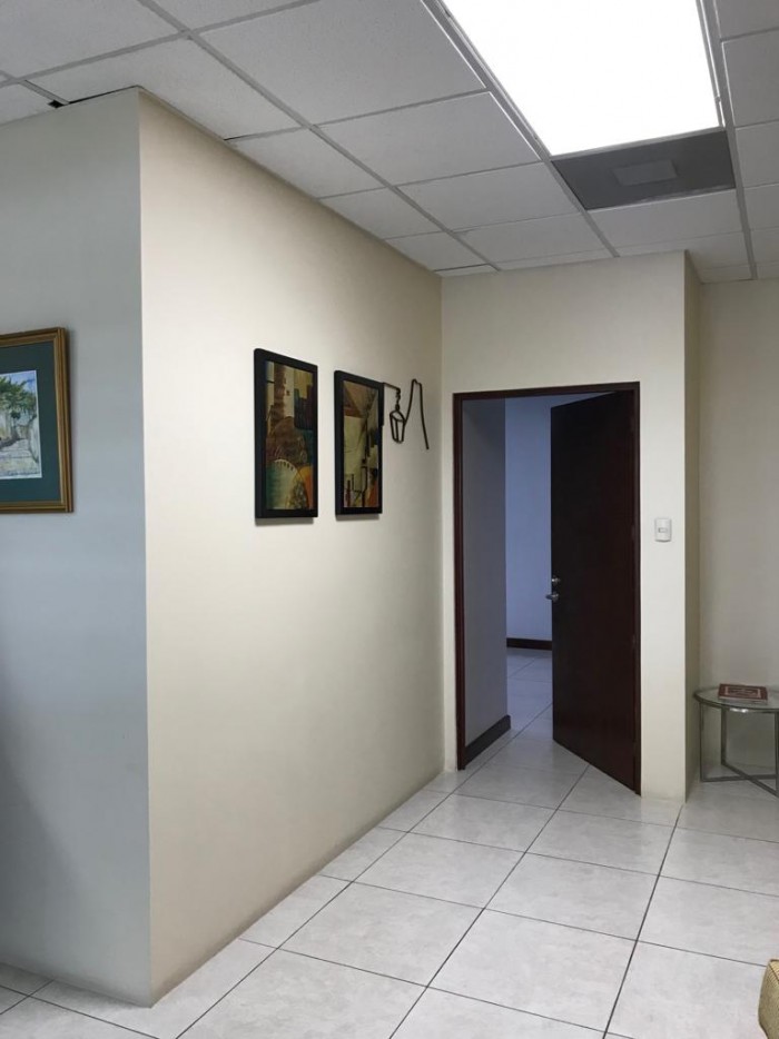 Rento oficina en excelente ubicación zona 10 — foto 10