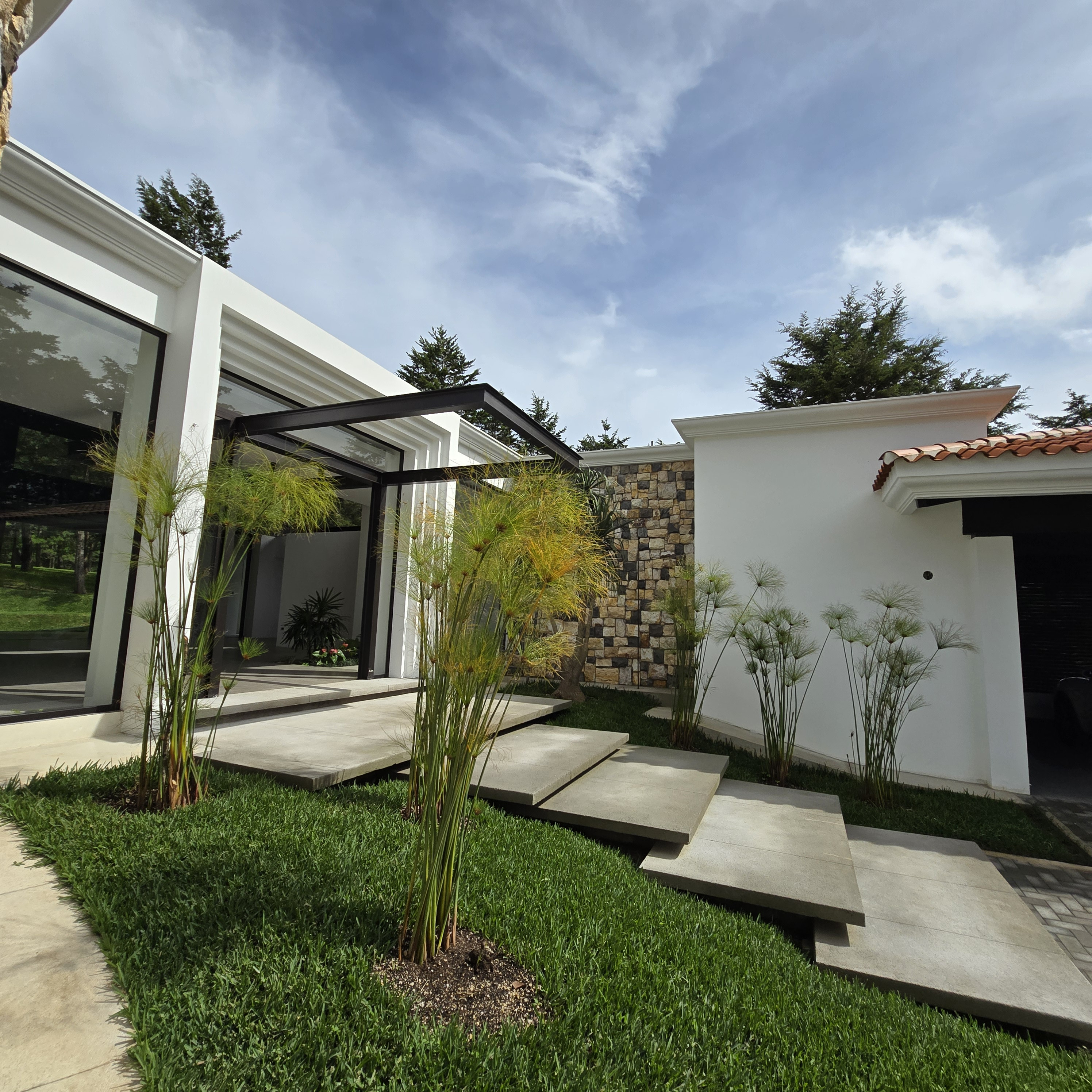 Exclusiva Casa en Hacienda Nueva Country Club Guatemala - Image 2