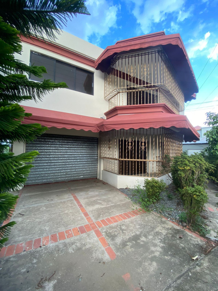 CASA DE DOS NIVELES EN PUNAL, SANTIAGO.