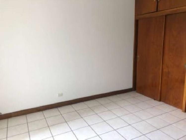 Rento amplio apartamento en Zona 9. — foto 2