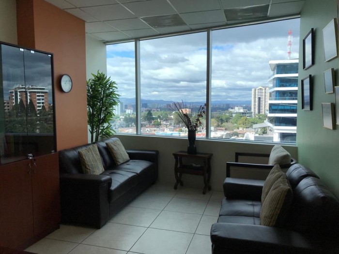 Rento oficina en excelente ubicación zona 10 — foto 3
