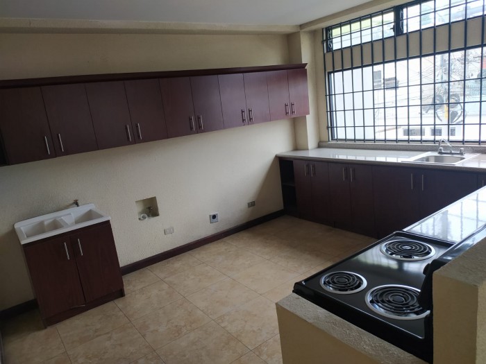 Rento amplio apartamento en buena ubicación zona 10.