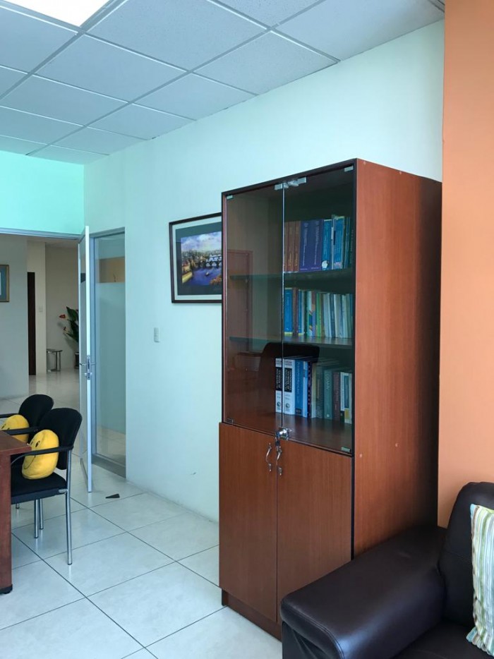Rento oficina en excelente ubicación zona 10 — foto 9