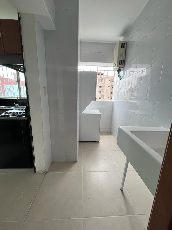 Apartamento con Linea Blanca en Evaristo Morales D.N - 7