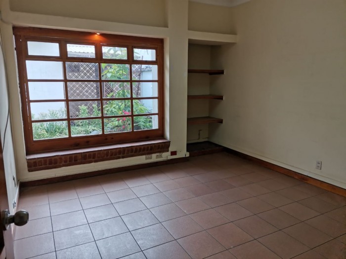 Plus Real Estate renta hermosa casa para oficina zona 10 — foto 3